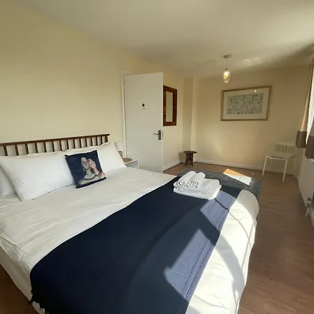 Fabulous Family In Lovely Little Stoke * بريستول