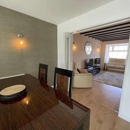 Fabulous Family In Lovely Little Stoke Holiday home