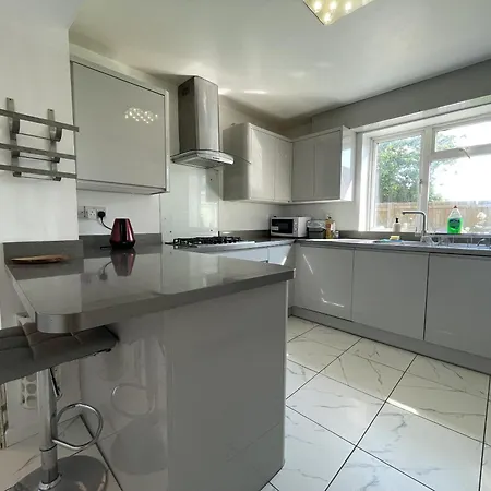 Fabulous Family In Lovely Little Stoke Bristol